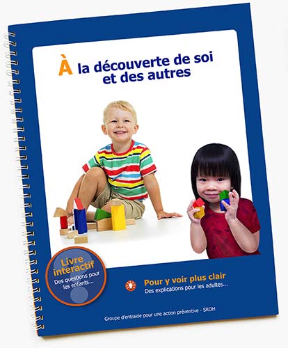 Page couverture du livre « À la découverte de soi et des autres » présentant deux enfants jouant aux blocs
