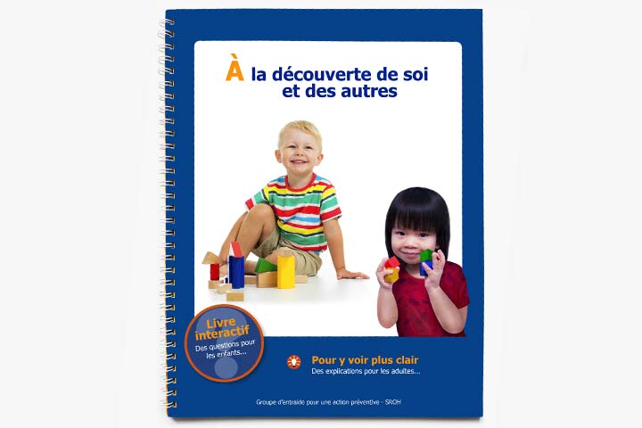 Couverture du livre « À la découverte de soi et des autres » présentant deux enfants jouant aux blocs.